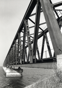 170364 Gezicht op de spoorbrug over het Hollands Diep bij Moerdijk (Moerdijkbrug).